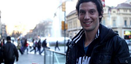 Lukas Bahrle, uno de los creadores de Stubies, muestra el juego en su iPhone