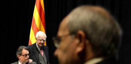 El historiador Jaume Sobrequés saluda al president de la Generalitat, Artur Mas, en el acto 'Els altres catalans', en el que también ha asistido José Montilla, en primer plano