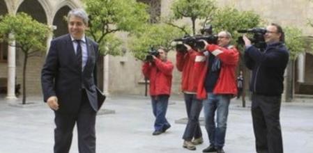 El conseller de la Presidència, Francesc Homs, a su llegada a la reunión semanal del Ejecutivo catalán, celebrada hoy en el Palau de la Generalitat.