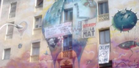 Fachada del centro social ocupado La Carboneria, en la esquina de Urgell y Floridablanca, en Barcelona
