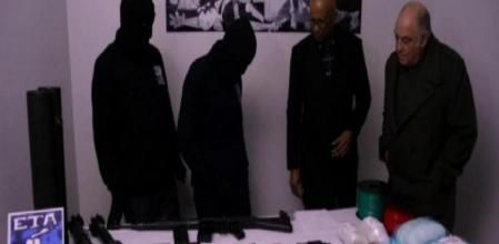 Dos miembros de ETA, junto a a dos de los integrantes de la Comisión Internacional de Verificación en el vídeo entregado a la BBC