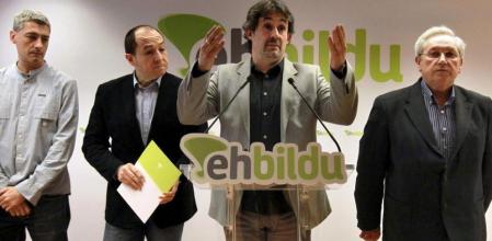 (De izq. a dcha.) Los representantes de EH Bildu, Oskar Matute (Alternatiba), Pernando Barrena (Sortu), Peio Urizar (EA) y Patxi Zabaleta (Aralar), durante la rueda de prensa ofrecida hoy tras el anuncio realizado hoy por la denominada Comisión Internacional de Verificación (CIV) de que ETA ha puesto 