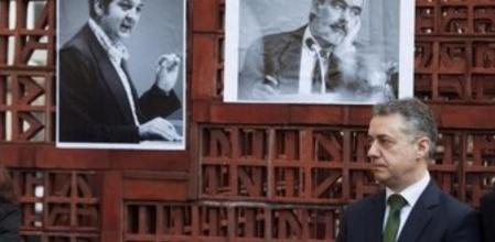 El lehendakari, Iñigo Urkullu, entre los retratos de los parlamentarios Fernando Buesa y Enrique Casas, asesinados por ETA y por los Comandos Autónomos Anticapitalistas, respectivamente, al comienzo de un acto de homenaje que ha organizado hoy el Parlamento Vasco.