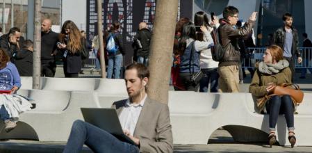 Asistentes del MWC, junto al recinto de la Fira de Gran Via