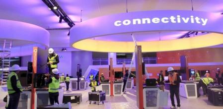 Unos trabajadores ultiman los detalles en el recinto ferial de Gran Vía donde el este lunes se inaugura el Mobile World Congress, el mayor evento mundial de tecnología móvil