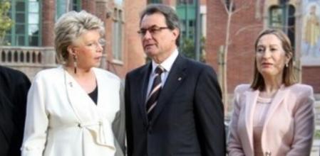 El presidente de la Generalitat, Artur Mas, la vicepresidenta de la Comisión Europea (CE), Viviane Reding, y la ministra de Fomento, Ana Pastor, en el acto de inauguración de las obras de rehabilitación de recinto modernista del Hospital de la Santa Creu y Sant Pau.