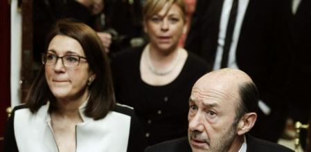 El líder del PSOE, Alfredo Pérez Rubalcaba; la portavoz socialista, Soraya Rodríguez y la vicesecretaria general del partido, Elena Valenciano, a su llegada al Congreso