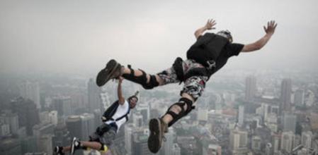 Dos paracaidistas saltan desde la Torre Kuala Lumpur, en Malasia
