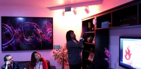 Un momento del tour por una casa conectada en el Mobile World Congress: las notificaciones de alerta por humo llegarán a la Smart TV y al móvil