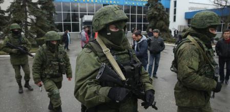 Soldados no identificados patrullan el aeropuerto internacional de Simferopol, en Crimea, Ucrania