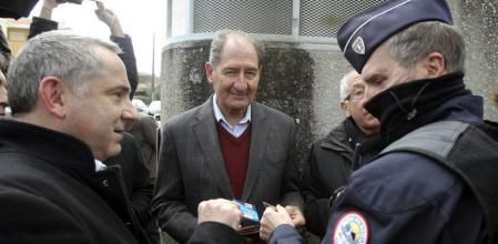 El abogado sudafricano Brian Currin (c), líder del llamado Grupo Internacional de Contacto (GIC), y Pierre Hazan (i), a su llegada hoy a la comisaría de Bayona (Francia)