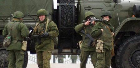 Soldados no identificados bloquean un carretera hacia el aeropuerto militar de Belbek, en Crimea