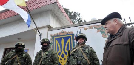 Las banderas de Rusia y Ucrania están presentes en Crimea