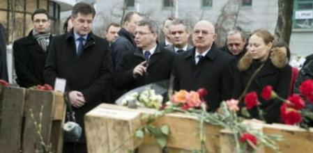 De izquierda a derecha, el ministro eslovaco de Exteriores, Miroslav Lajcak, y sus homólogos de la República Checa, Lubomir Zaoralek; Hungría, Janos Martonyi; y la vicesecretaria de Asuntos Exteriores polaca, Katarzyna Pelynska-Nalecz, rinden un homenaje a los fallecidos durante las protestas en Kiev (Ucrania)