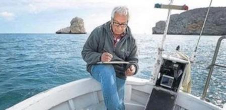Josep Pacual, anota temperaturas del aguas del mar en Estartit