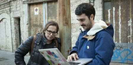 Mar Canet (derecha) y Varvara Guljajeva crean la obra 'Wishing wall' para el DevArt