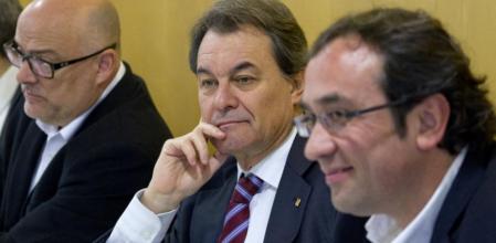 El líder de CDC, Artur Mas, acompañado de los dirigentes del partido Lluís Corominas y Josep Rull