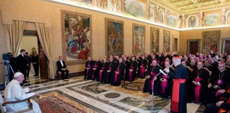 Imagen cedida por el Osservatore Romano del papa Francisco escuchando al presidente de la Conferencia Episcopal Española (CEE), el cardenal arzobispo de Madrid, Antonio María Rouco Varel