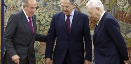 El Rey Juan Carlos conversa con los ministros de Exteriores de España, José Manuel García-Margallo y de Rusia, Serguéi Lavrov, al comienzo de la audiencia celebrada en el Palacio de la Zarzuela