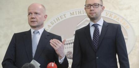 El ministro británico de Asuntos Exteriores, William Hague (i), y el primer ministro de Ucrania, Arseni Yatseniuk, ofrecen una rueda de prensa en Kiev (Ucrania) hoy, lunes 3 de marzo de 2014.