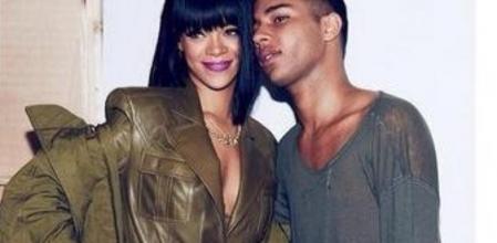 Rihanna con Oliver Rousteing, director creativo de Balmain, tras el desfile de la firma en la Paris Fashion Week
