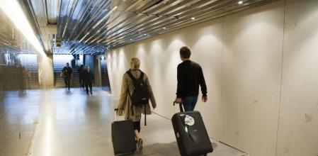 Dos turistas alemanes a su llegada a Barcelona