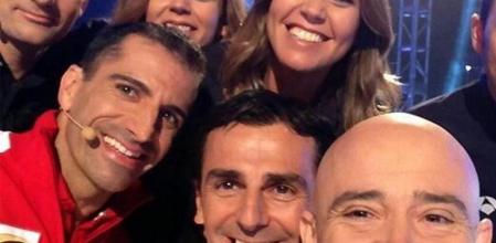 El equipo que retransmitirá el Mundial de Fórmula 1 en Antena 3 ha posado en un 'sefie' durante la rueda de prensa de presentación de la temporada