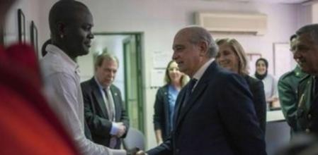 El ministro del Interior, Jorge Fernández Díaz, saluda a un inmigrante en el CETI de Melilla