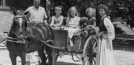 La finca de Tatoi se convirtió en la residencia familiar, en la que los reyes Pablo y Federica compartían los días con sus hijos. El palacio real de Atenas sólo se usaba para los actos oficiales