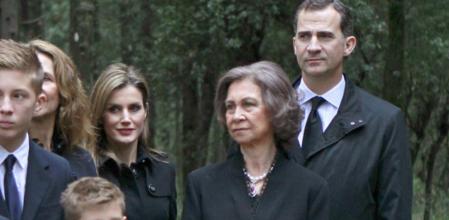 Doña Sofía y los Príncipes de Asturias, fotografiados en el cementerio de Tatoi