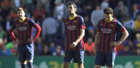 Busquets, Cesc y Piqué cabizbajos