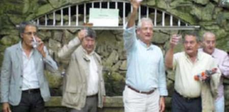 Pius Sans, primero por la derecha, brindando en la Font Picant de Argentona