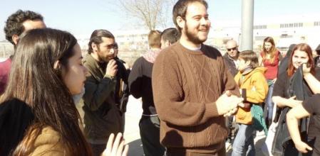 El rapero Pablo Hasél recibe el apoyo de varias personas a la salida de la Audiencia Nacional