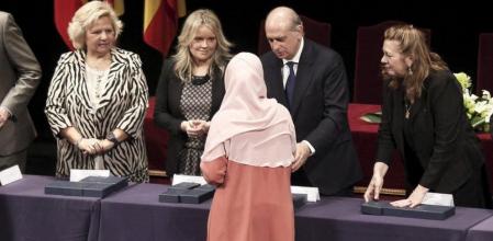 El ministro del Interior, Jorge Fernández Díaz, junto a la presidenta de la Asociación 11M Afectados del Terrorismo, Pilar Manjón (d), la presidenta de la Asociación de Víctimas del Terrorismo (AVT), Ángeles Pedraza (i), y la presidenta de la Fundación de Víctimas del Terrorismo (FVT), María del Mar Blanco (2i)