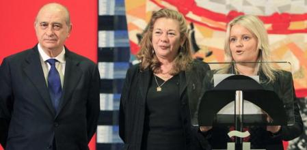 El ministro del Interior, Jorge Fernández Díaz, junto a la presidenta de la Fundación de Víctimas del Terrorismo (FVT), María del Mar Blanco, y la presidenta de la Asociación 11M Afectados del Terrorismo, Pilar Manjón, durante la inauguración de la exposición 'Trazos y puntadas'