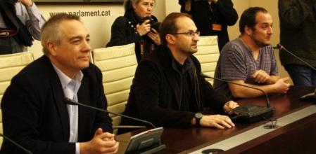 Pere Navarro (PSC), Joan Herrera (ICV-EUiA) y David Fernàdez (CUP), juntos en el arranque de la jornadas contra la pobreza en el Parlament