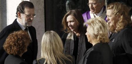 El presidente del Gobierno, Mariano Rajoy y su esposa, Elvira Fernández, saludan a la responsable de la Asociación de Ayuda a las Víctimas del 11M, Angeles Domínguez (i), a la presidenta de la Asociación 11M Afectados del Terrorismo, Pilar Manjón (d), la presidenta de la Asociación de Víctimas del Terrorismo (AVT), Ángeles Pedraza (2d) y la presidenta de la Fundación de Víctimas del Terrorismo, Mari Mar Blanco (2i), a su llegada a la catedral de la Almudena