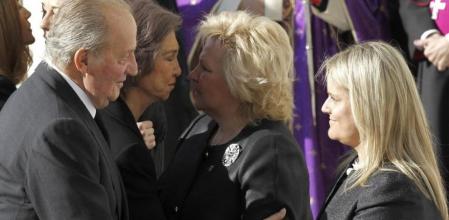 Los Reyes, don Juan Carlos y doña Sofía, saludan a la presidenta de la Asociación de Víctimas del Terrorismo (AVT), Ángeles Pedraza, y a la presidenta de la Fundación de Víctimas del Terrorismo (FVT), María del Mar Blanco, a su llegada a la catedral de La Almudena donde se celebra el funeral de Estado con motivo del décimo aniversario de los atentados del 11M, en los que murieron 191 personas y más de 1.800 resultaron heridas