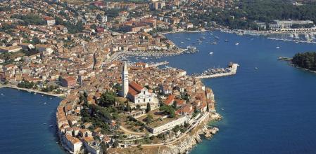Vista aérea de Rovinj, con la iglesia de Santa Eufemia