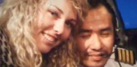Una mujer sudafricana asegura que en esta foto está ella junto al copiloto del avión desaparecido en la cabina de la aeronave en 2011