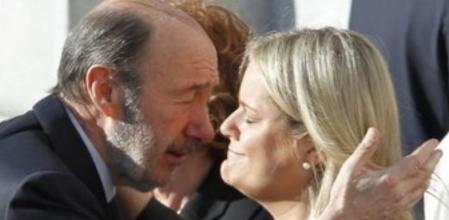 El secretario general del PSOE, Alfredo Pérez Rubalcaba, saluda a la presidenta de la Fundación de Víctimas del Terrorismo, Mari Mar Blanco.