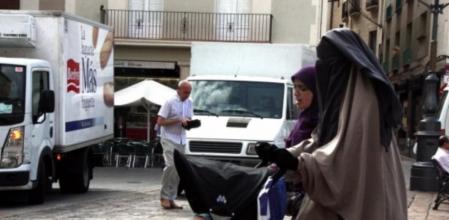 Una mujer con nicab en la plaça del Mercadal de Reus en julio de 2013