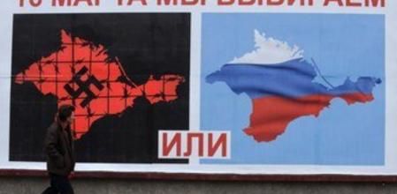 Un hombre observa un cartel a favor de la adhesión a Rusia en Sevastopol