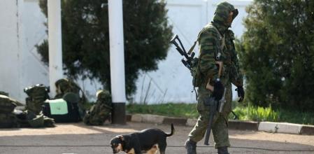 Un uniformado sin identificar en el exterior de una base ucraniana