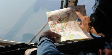 Un avión de las fuerzas aéreas vietnamitas buscan el avión desaparecido de Malaysia Airlines