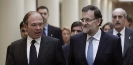El presidente del Gobierno, Mariano Rajoy, junto al presidente del Senado, Pio García Escudero, a su llegada a la sesión de control al Gobierno que se celebra esta tarde en el pleno de la Cámara Alta.
