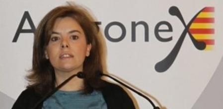 La vicepresidenta del Gobierno, Soraya Sáenz de Santamaría, durante su intervención en el desayuno informativo de las Tertulias Sociales y de Economía Entorno Empresarial, en el que ha presentado al presidente de las Cortes de Aragón, José Ángel Biel.