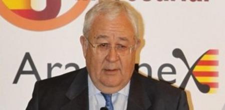 El presidente de las Cortes de Aragón, José Ángel Biel, durante el desayuno informativo de las Tertulias Sociales y de Economía Entorno Empresarial, en el que fue presentado por la vicepresidenta del Gobierno, Soraya Sáenz de Santamaría.