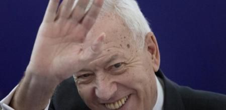 El ministro de Asuntos Exteriores, José Manuel García-Margallo, saluda durante un acto en la Casa Asia de Barcelona