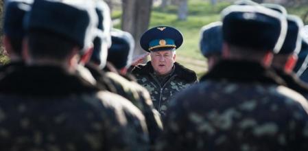 Un soldado ucraniano en la base de Belbek, cerca de Sebastopol, en Crimea.